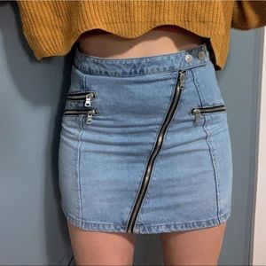💜Denim skirt with zippers.